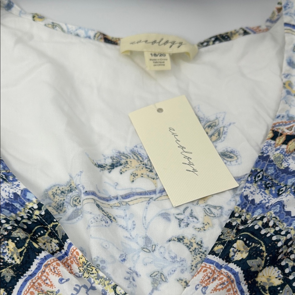 Elegant Blue and White Patterned Blouse - Picture 2 of 16